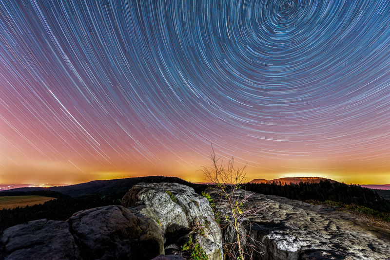 Szlaki gwiazd na niebie w Górach Stołowych