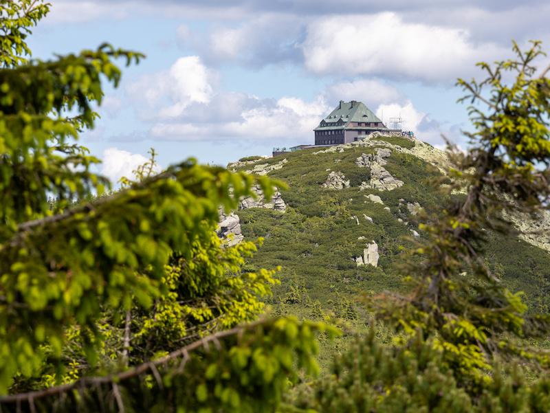 Szrenica i schronisko latem