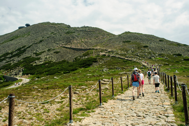 Turyści w drodze na Śnieżkę