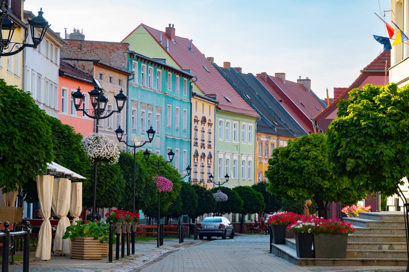 Ulica z kolorowymi kamienicami w Kowarach