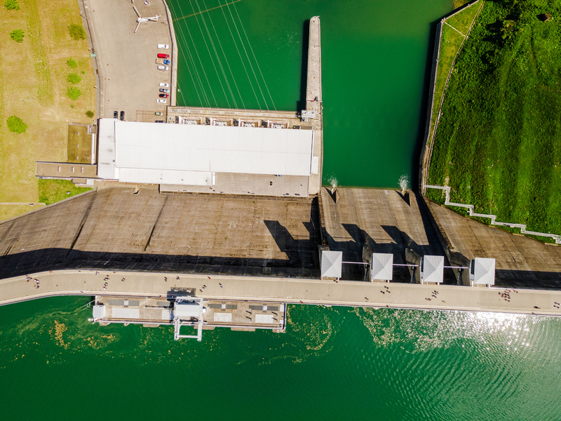 Widok z góry na elektrownię wodną na Jeziorze Solińskim