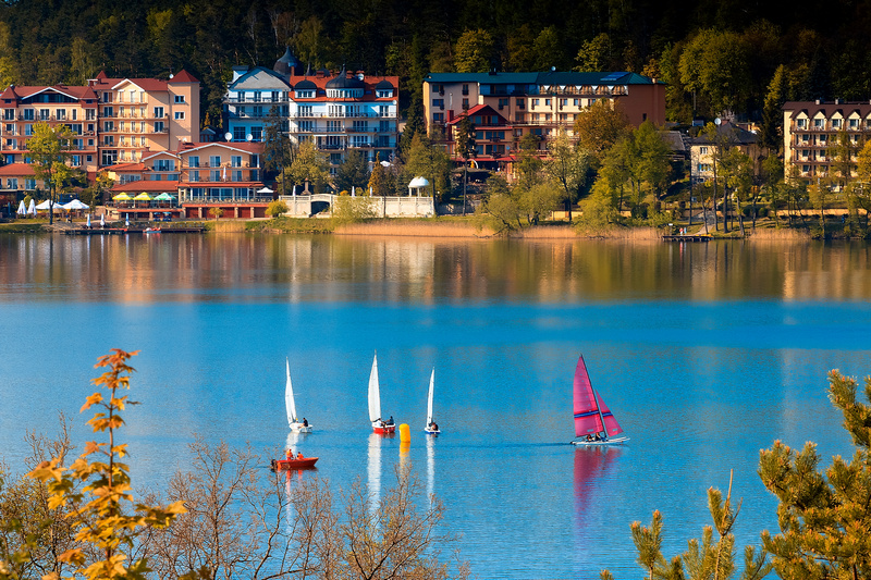 Żaglówki z zabudowaniami Mrągowa w tle