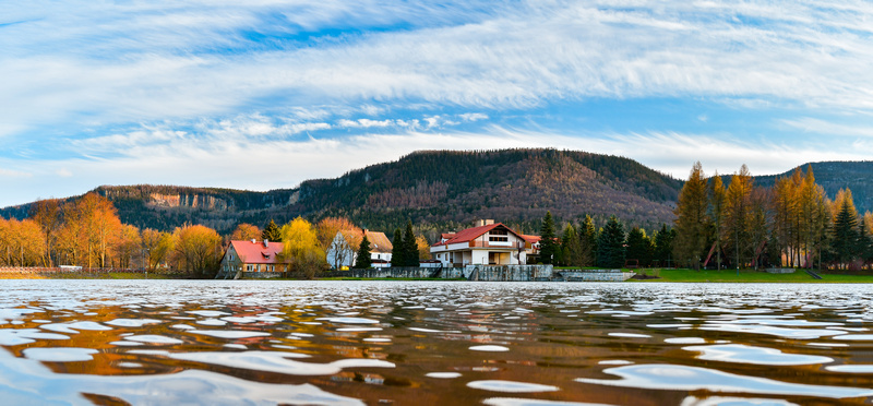 Zalew w Radkowie jesienią
