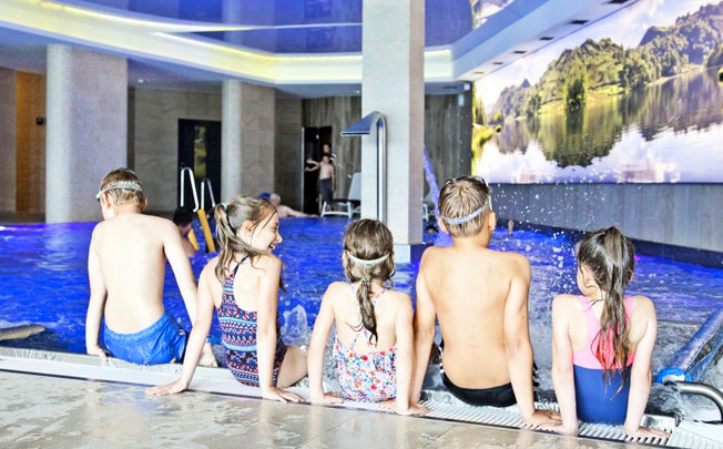 Dzieci w hotelowym basenie