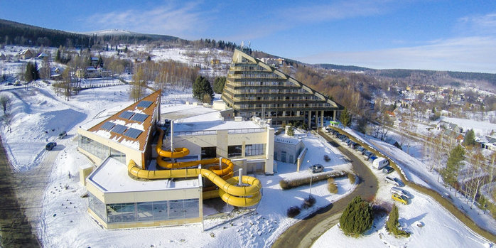 Hotel w górach z widokiem zimą