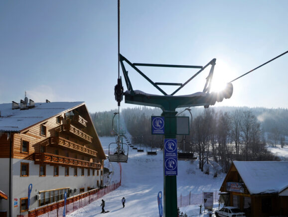 Hotel przy stoku narciarskim – idealne miejsce na narty lub deskę