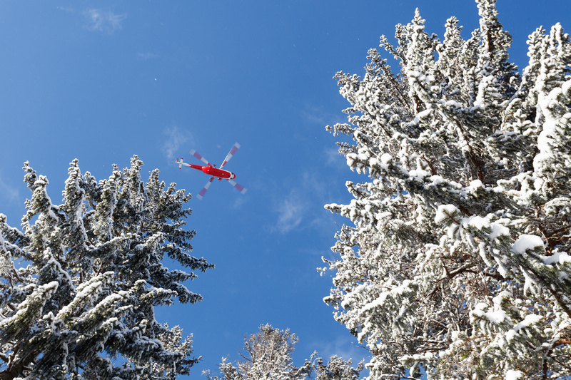 Czerwony helikopter ratunkowy na tle nieba