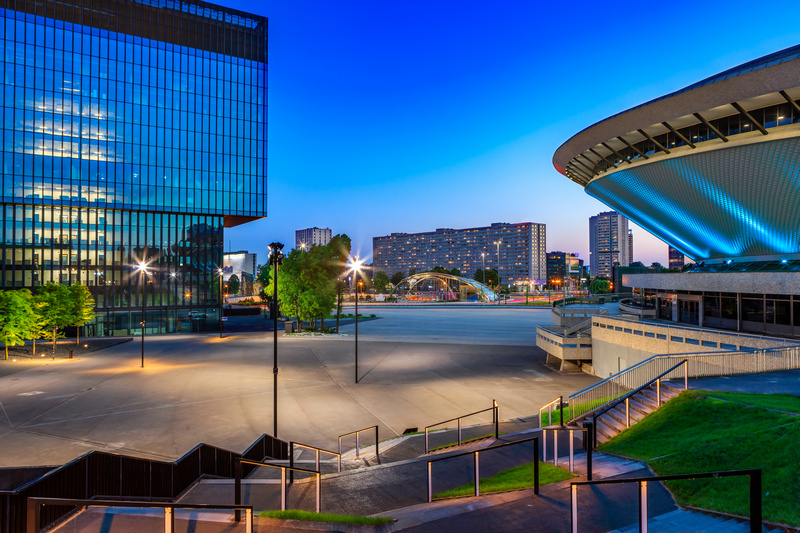 Katowice: widok na Spodek, biurowce, rondo