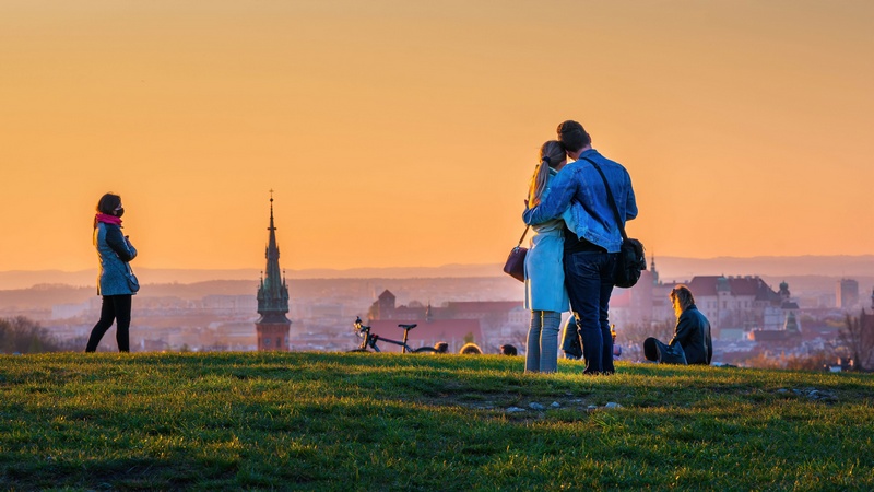 Przytulająca się para z panoramą Krakowa w tle