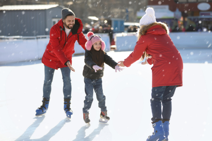 Rodzina na łyżwach wspólnie spędzająca ferie zimowe w mieście