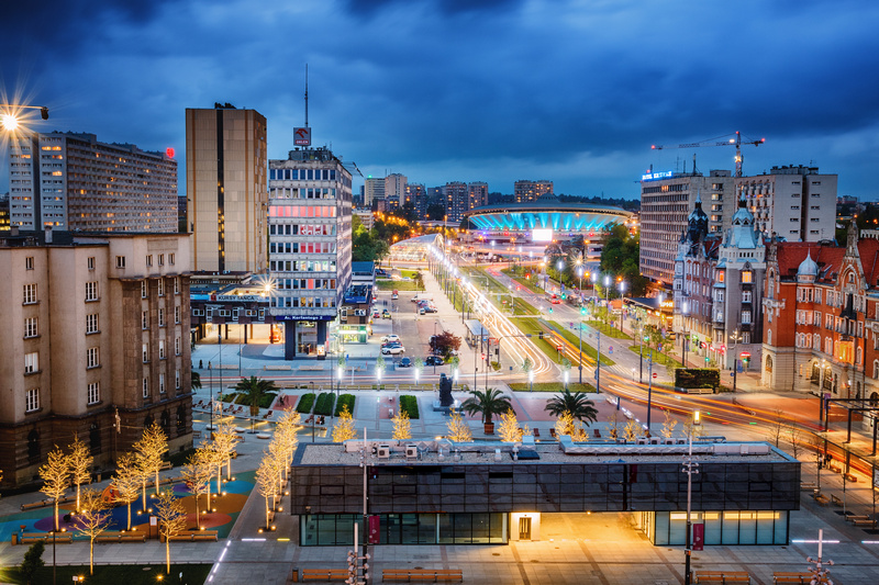 Rynek w Katowicach, Spodek w oddali