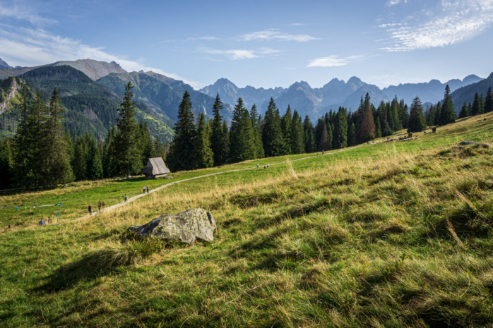 Turyści na szlaku w Tatrach na Rusinowej Polanie
