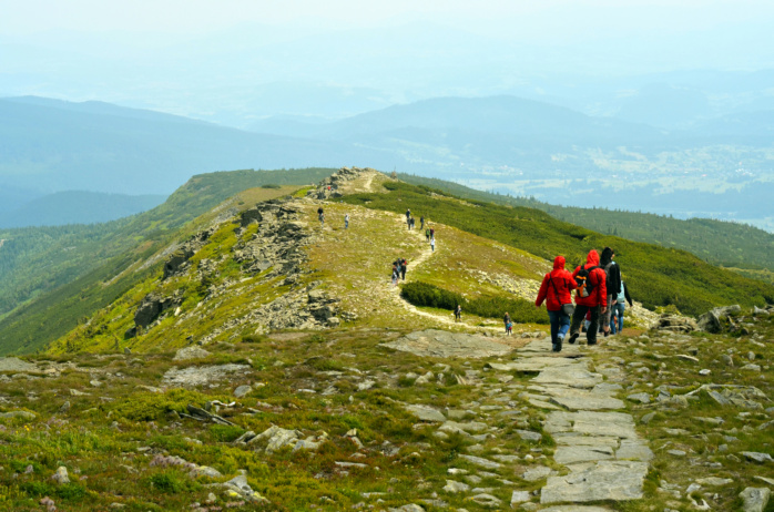 Turyści w drodze na Babią Górę - najwyższy szczyt w Beskidach po stronie polskiej