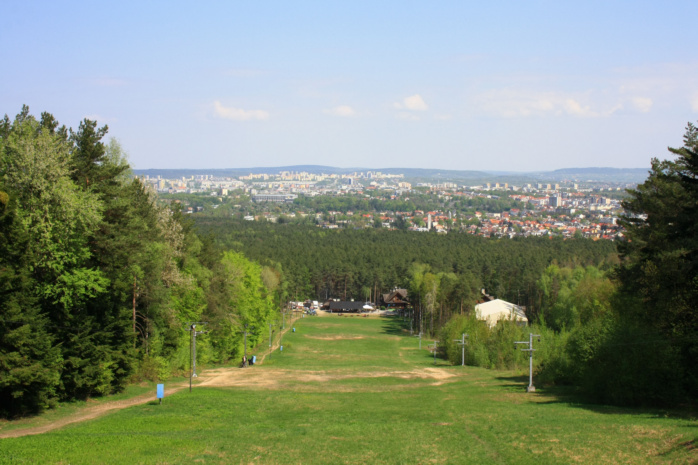 Widok z Pierścienicy na trasie rowerowej z Kielc w Górach Świętokrzyskich