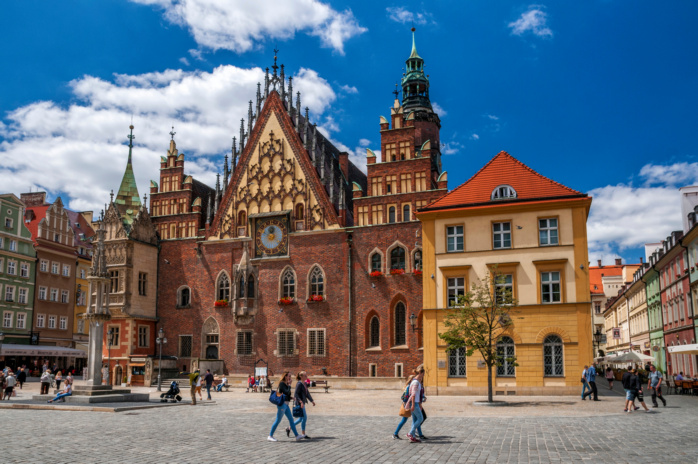 Wrocławski rynek z zabytkowym ratuszem i licznymi atrakcjami