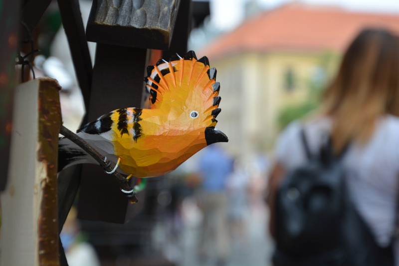 Drewniany ptaszek na Jarmarku Jagiellońskim