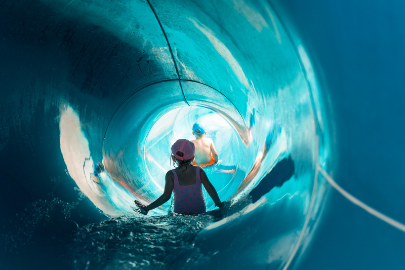 Dzieci w zjeżdżalni w aquaparku