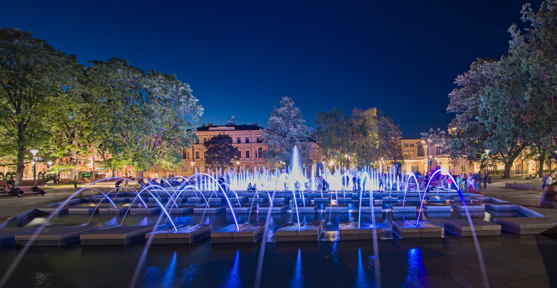 Podświetlona fontanna na Placu Litewskim w Lublinie