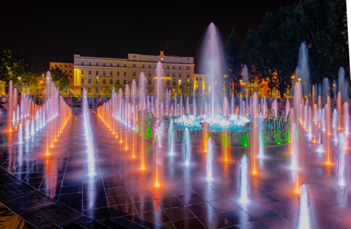 Podświetlona fontanna na Placu Litewskim w Lublinie