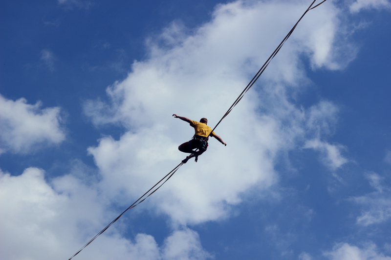Slackliner chodzący po linie