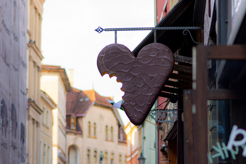 Szyld ugryzionego piernika toruńskiego w kształcie serca