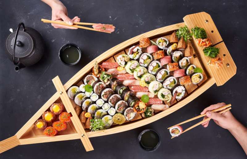 Sushi serwowane w restauracji azjatyckiej w Toruniu