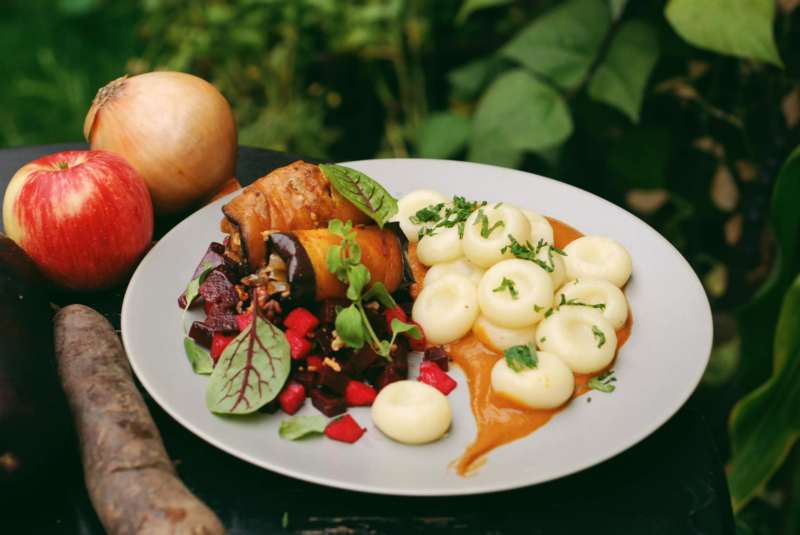 Pięknie podane danie kuchni roślinnej w restauracji wegetariańskiej w Łodzi