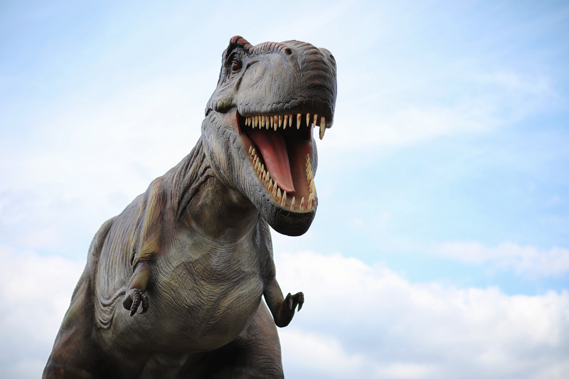 Duży model dinozaura na tle nieba