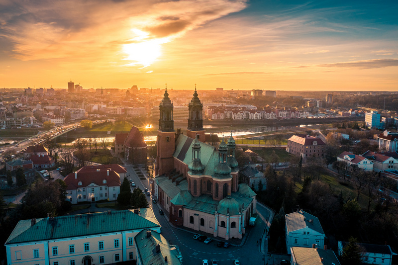 Poznań z lotu ptaka przy zachodzącym słońcu