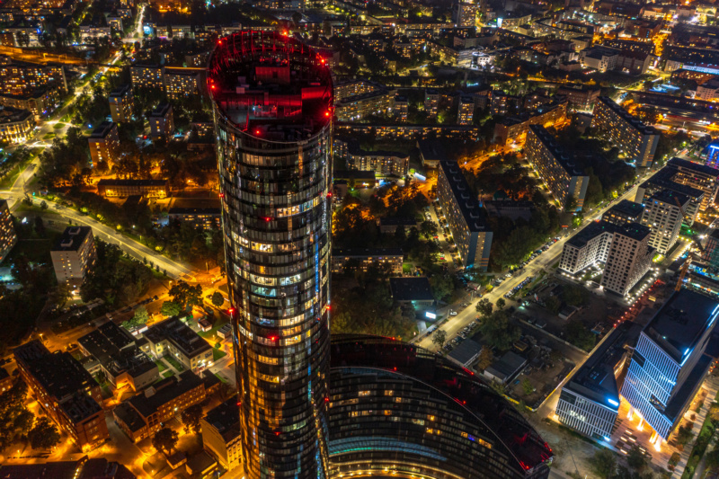 Sky Tower we Wrocławiu nocą
