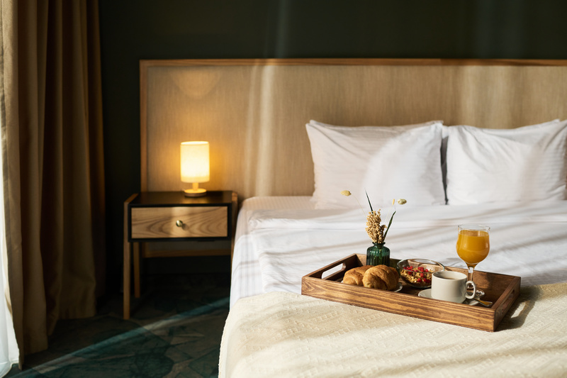 Taca ze śniadaniem na hotelowym łóżku
