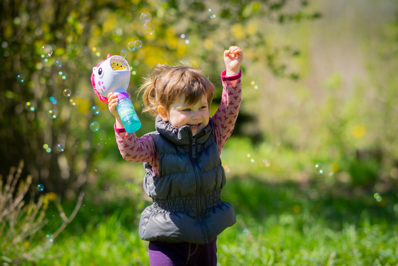 Dziewczynka puszczająca bańki