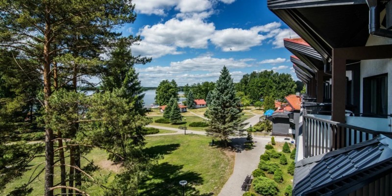 Hotel na Mazurach w otoczeniu lasu