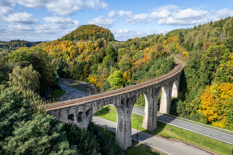 Kamienny wiadukt kolejowy w Lewinie Kłodzkim