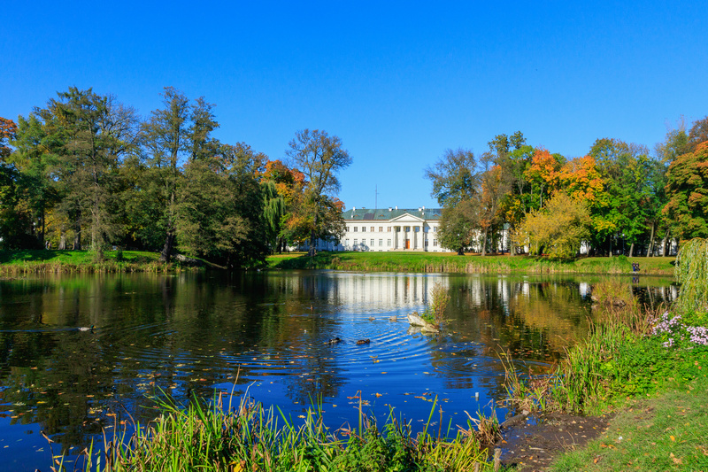 Pałac w Dęblinie nad wodą