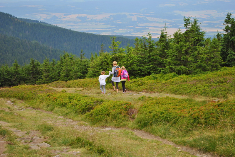 Rodzina na górskim szlaku Dolnego Śląska