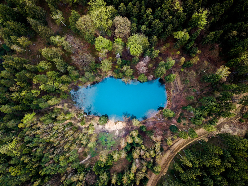 Widok z góry na turkusowe jeziorko w Rudawach Janowickich