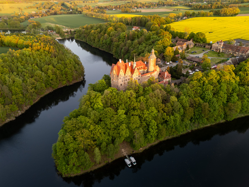 Widok zamku na skarpie nad rzeką