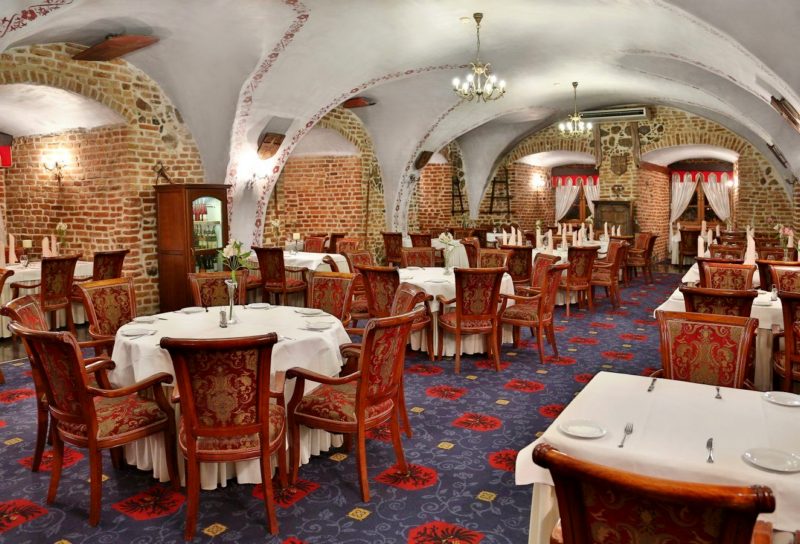 Hotelowa restauracja w zabytkowych wnętrzach Zamku Ryn