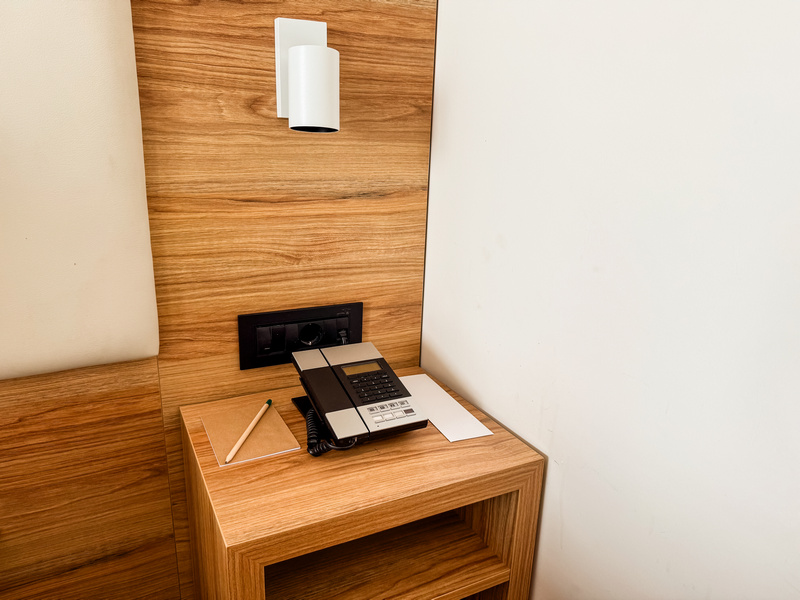 Hotelowy stolik z telefonem, notesem i długopisem