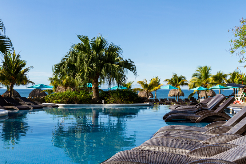 Leżaki nad basenem w hotelu