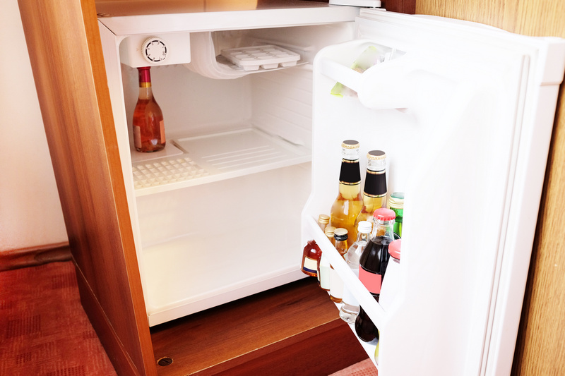 Wnętrze lodówki hotelowej w pokoju