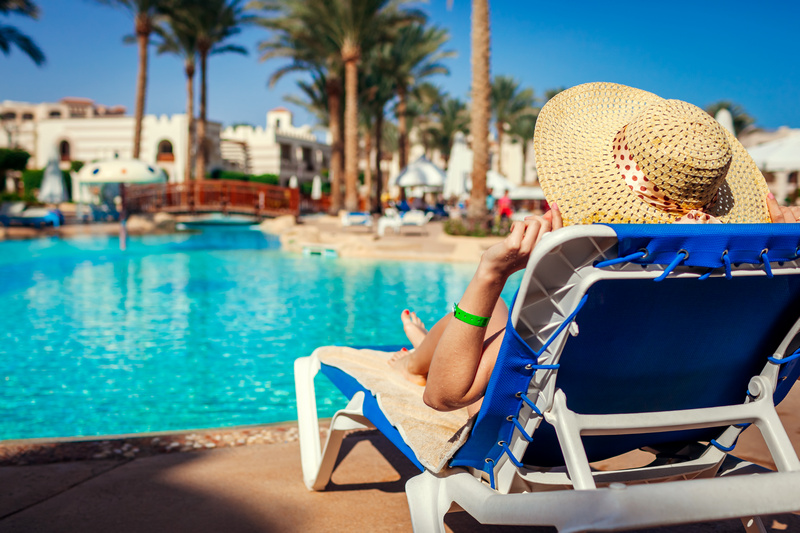 Wypoczynek nad basenem na wakacjach all inclusive