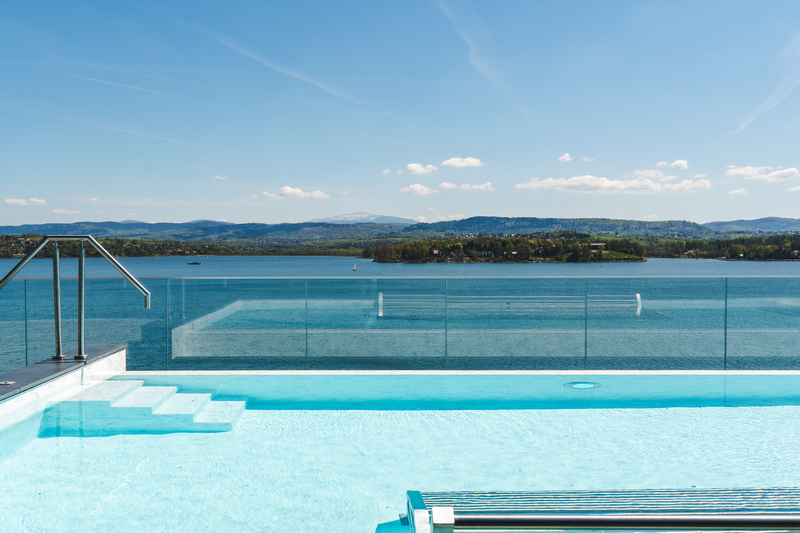 Basen infinity w hotelu nad jeziorem