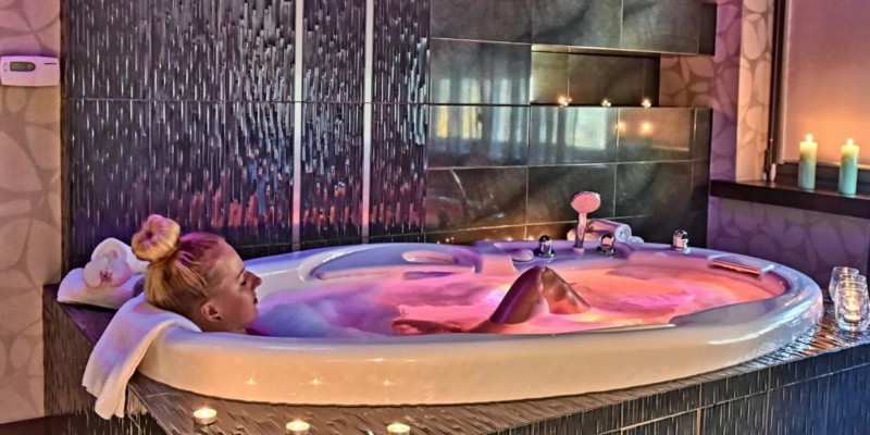 Kobieta relaksująca się w wannie solankowej w hotelu
