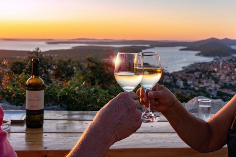  Para pijąca wino w Chorwacji