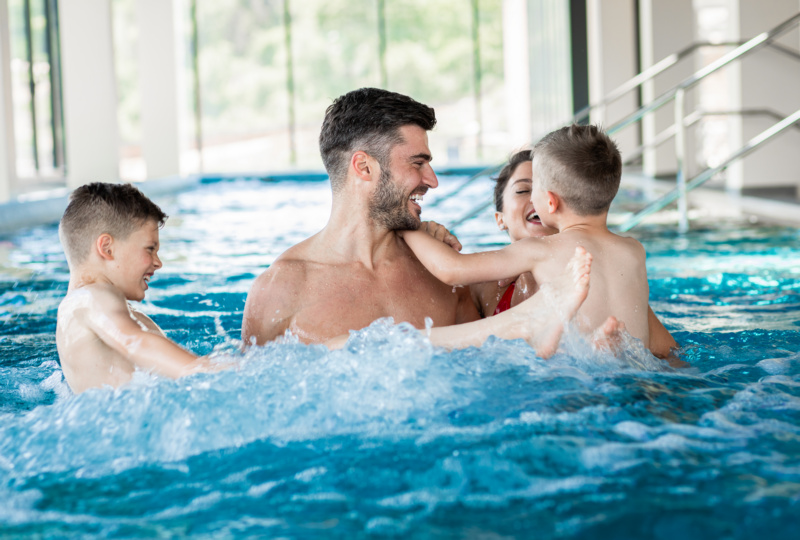 Rodzice z dziećmi w hotelowym basenie
