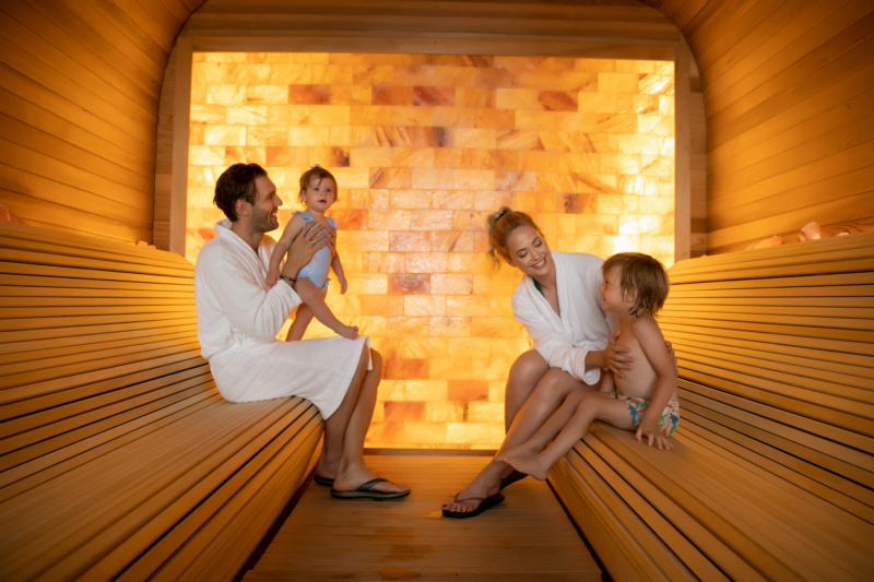 Rodzina relaksująca się w saunie w hotelu