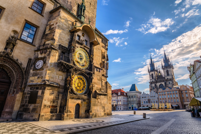 Rynek Staromiejski w Pradze ze słynnym zegarem astronomicznym
