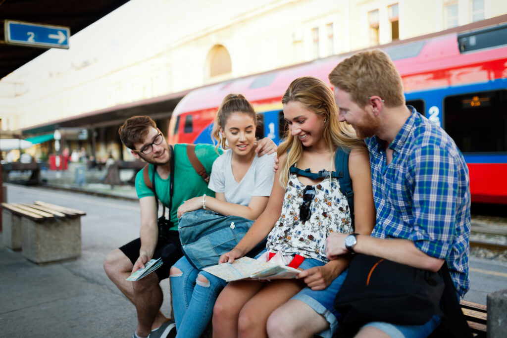 Grupa przyjaciół podróżująca razem pociągiem na wakacje